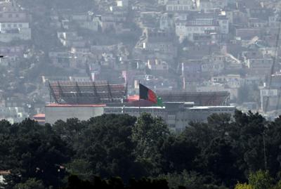 La bandera afgana ondea en el palacio presidencial de Kabul, Afganistán, el 17 de agosto de 2021. (AP Foto/Rahmat Gul)