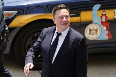 ARCHIVO  _ El director general de Tesla Elon Musk sale del centro de justicia en Wilmington, Delaware, el 13 de julio del 2021. Musk donó 5.700 millones de dólares en acciones a una entidad caritativa no identificada en noviembre, de acuerdo con un documento presentado a los reguladores federales en Estados Unidos. (AP Foto/Matt Rourke)