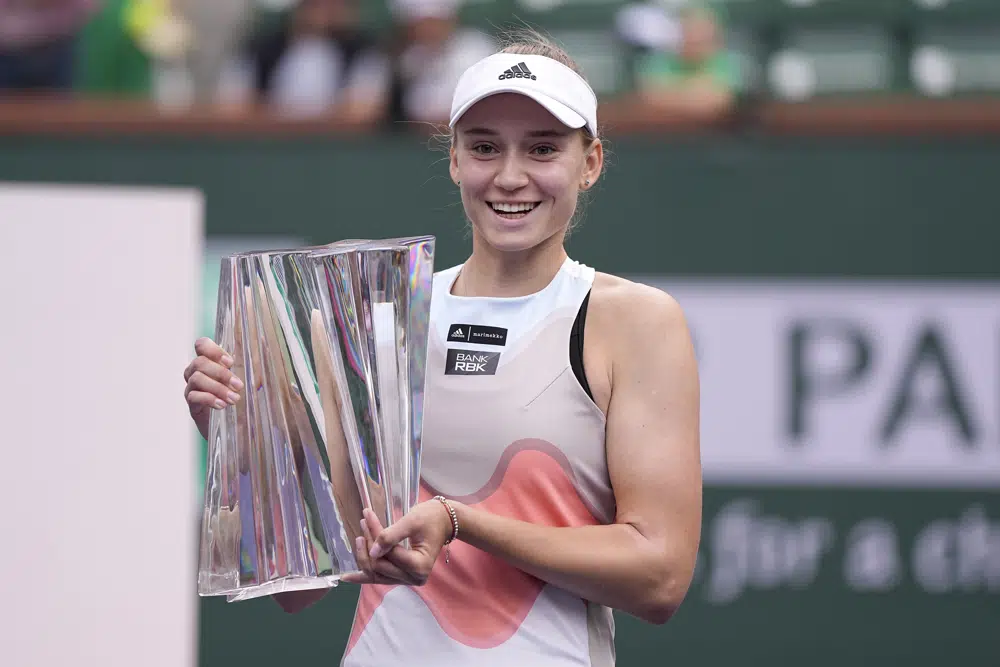 Elena Rybakina, de Kazajistán, sostiene el trofeo de campeona después de superar a Aryna Sabalenka, de Bielorrusia, en la final femenina del torneo de tenis BNP Paribas Open, el domingo 19 de marzo de 2023, en Indian Wells, California.  (AP Foto/Mark J. Terrill)