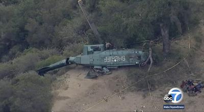 Foto del canal ABC7 del helicóptero estrellado cerca de la represa San Gabriel en Azusa, California, el 19 de marzo del 2022.(ABC7 Los Angeles via AP)