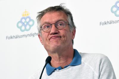 Fotografía de archivo del 9 de junio de 2020 del En esta foto de archivo del epidemiólogo sueco Anders Tegnell, de la Agencia de Salud Pública de Suecia, durante una conferencia de prensa en Estocolmo, Suecia. (Fredrik Sandberg / TT vía AP)