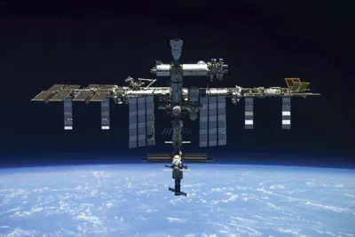 ARCHIVO - En esta imagen sin fecha publicada por el Servicio de Prensa de la Agencia Espacial Roscosmos, tomada por la tripulación de la Soyuz rusa MS-19 tras desacoplarse de la estación, se ve la Estación Espacial Internacional el 30 de marzo de 2022. (Servicio de Prensa de la Agencia Espacial Roscosmos via AP, archivo)