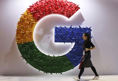 En esta imagen de archivo, una mujer pasa por delante del logo de Google en la China International Import Expo, en Shanghái, el 5 de noviembre de 2018. (AP Photo/Ng Han Guan, archivo)