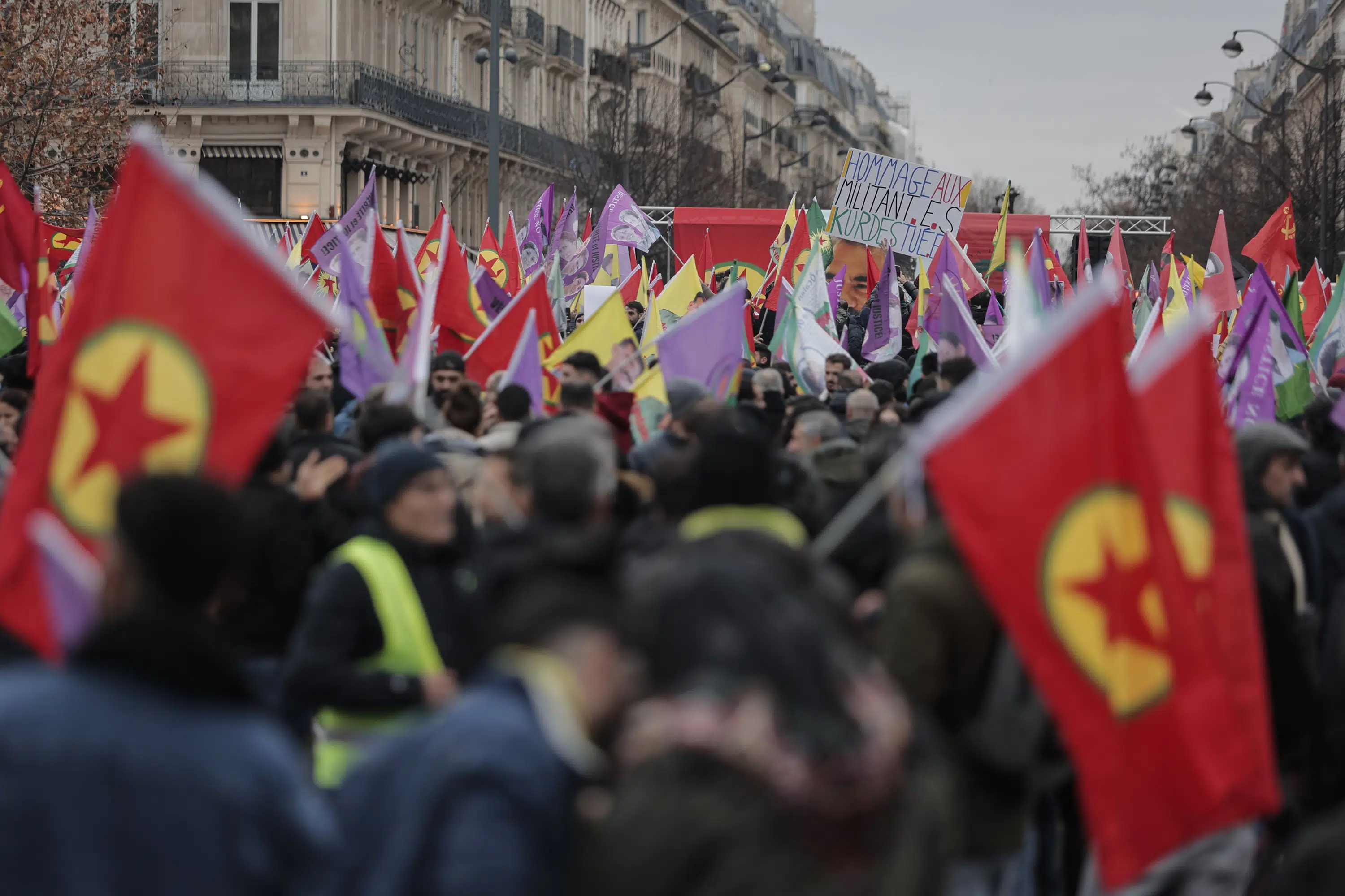 Kurds, anti-racism groups gather after deadly Paris shooting - The Associated Press - en Español