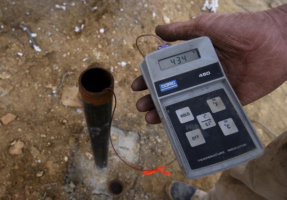 ARCHIVO - Steve Renner, de Grand Junction, Colorado, sostiene una herramienta que muestra la temperatura de combustión en una veta de carbón al norte de Rangely, Colorado, el 25 de enero de 2005. Un área en las afueras de Denver donde un destructivo incendio forestal quemó más de 1,000 hogares en diciembre de 2021 alberga numerosas minas de carbón abandonadas que, según las autoridades, podrían ser una causa potencial del incendio forestal impulsado por el viento.  (RJ Sangosti/The Denver Post vía AP, Archivo)