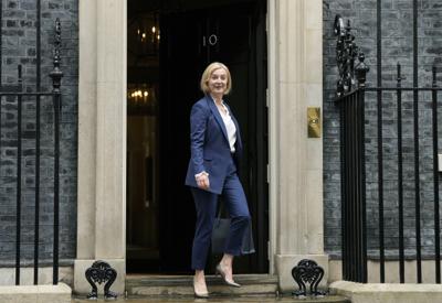 ARCHIVO - La primera ministra británica Liz Truss sale del número 10 de Downing Street, en Londres, el miércoles 7 de septiembre de 2022. (AP Foto/Frank Augstein, Archivo)