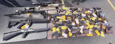 Esta foto proveída por la Oficina de la Fiscal General de Nueva York Letitia James el 28 de agosto del 2022 muestra  algunas de las 296 armas de fuego que fueron entregadas a las agencias del orden en un evento organizado por la oficina y la policía de Utica. (Oficina de la Fiscal General de Nueva York vía AP)