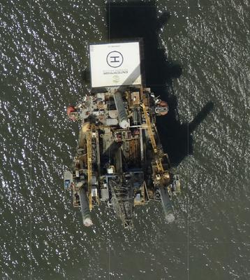 Una plataforma de la empresa Enterprise Offshore Drilling puede apreciarse en esta imagen del martes 31 de agosto de 2021 tomada desde una aeronave por la Oficina Nacional de Administración Oceánica y Atmosférica (NOAA, por sus siglas en inglés) tras el paso del huracán Ida, en el Golfo de México. La imagen fue revisada por The Associated Press. (NOAA vía AP)