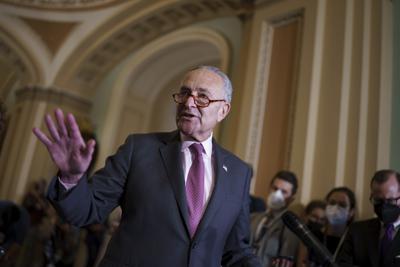 Foto de archivo del 28 de setiembre de 2021 del líder del bloque de senadores demócratas Chuck Schumer hablando con la prensa en Washington, D.C. (AP Foto/J. Scott Applewhite)