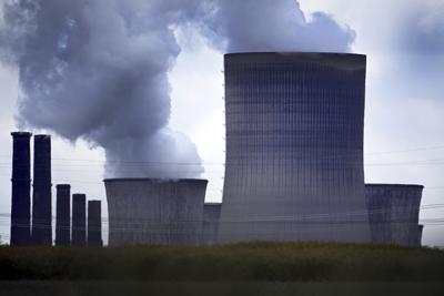 Sale vapor de las torres de refrigeración de la termoeléctrica de lignito de Niederaussem en Pulheim, Alemania, el lunes 20 de junio de 2022. (Federico Gambarini/dpa vía AP)