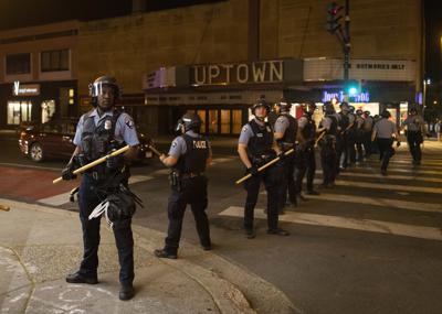 Policías de Minneapolis tras una vigilia por Winston Boogie Smith Jr. en Minneapolis, el 5 de junio del 2021. (Foto AP/Christian Monterrosa)