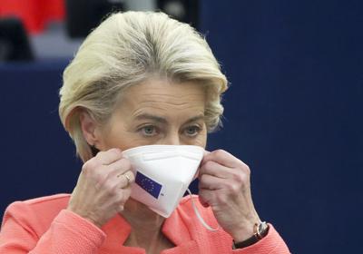 La presidenta de la Comisión Europea, Ursula von der Leyen, finaliza su discurso sobre el estado de la Unión Europea en el Parlamento Europeo en Estrasburgo, Francia, 15 de setiembre de 2021. La UE anunció que asignará 30.000 millones de euros a una nueva agencia para enfrentar emergencias sanitarias. (Yves Herman, Pool via AP)