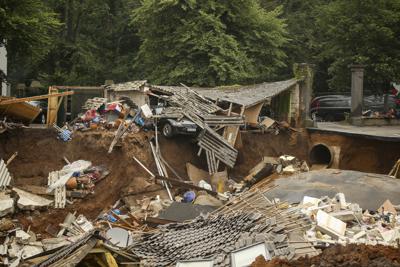 En esta imagen del viernes 16 de julio de 2021 pueden verse restos de viviendas que se vinieron abajo debido a las fuertes lluvias en Erftstadt, en el distrito de Blessem, Alemania. (David Young/dpa vía AP)