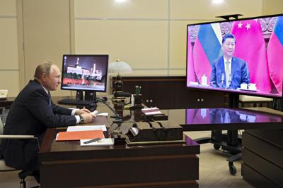 El presidente ruso Vladimir Putin y el presidente chino Xi Jinping en su cumbre virtual el 15 de diciembre del 2021. (Mikhail Metzel, Sputnik, Kremlin Pool Photo via AP)