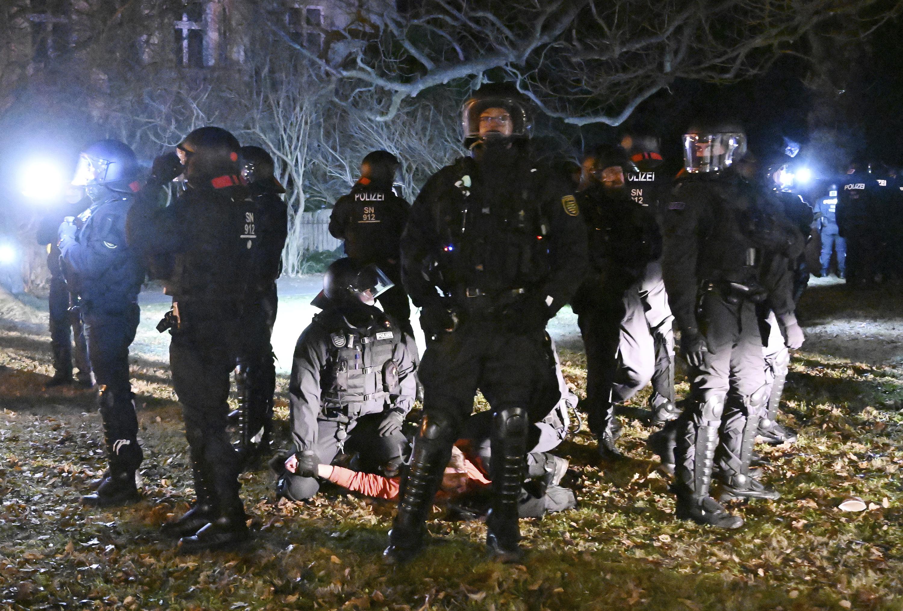 德国流行病抗议活动爆发暴力事件