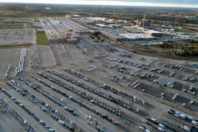 Fotografía aérea de una planta de General Motors junto a un estacionamiento en el que son colocadas camionetas recién fabricadas el 24 de marzo de 2021, en Wentzville, Missouri. (AP Foto/Jeff Roberson)