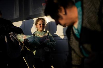 Una niña y su familia que huyeron de Mariúpol llegan a un centro de recepción para desplazados, el domingo 8 de mayo de 2022, en Zaporiyia, Ucrania. (AP Foto/Francisco Seco)