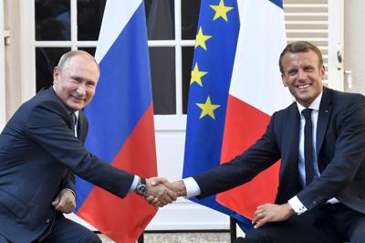 ARCHIVO - El presidente de Francia, Emmanuel Macron, a la derecha, estrecha la mano del presidente de Rusia, Vladimir Putin, tras reunirse en el fuerte de Bregancon, en Bormes-les-Mimosas, sur de Francia, el 19 de agosto de 2019. (Gerard Julien, Pool via AP, Archivo)