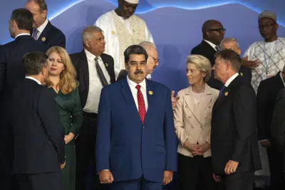 ARCHIVO - El presidente de Venezuela, Nicolás Maduro, en el centro, se ve al lado de la presidenta de la Comisión Europea, Ursula von der Leyen, en el centro a la derecha, mientras los líderes se preparan para una foto de grupo en la Cumbre Climática COP27 en Sharm el Sheij, Egipto, el 7 de noviembre de 2022. (AP Foto/Nariman El-Mofty, Archivo)