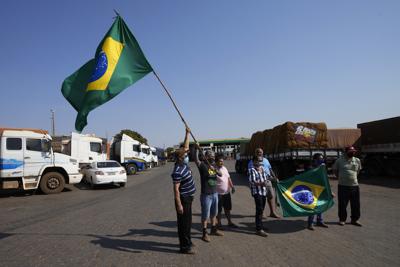 Camioneros se reúnen en una gasolinera al sur de Brasilia, el jueves 9 de septiembre de 2021, en una protesta en apoyo al presidente brasileño Jair Bolsonaro. (AP Foto/Eraldo Peres)