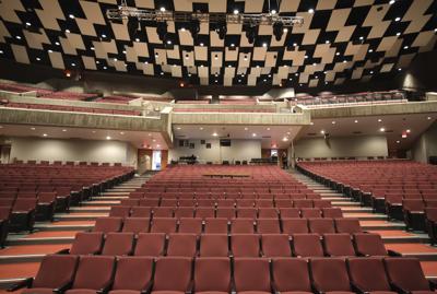 El interior del teatro del Lehman Center for the Performing Arts en el Bronx, Nueva York, el 15 de diciembre de 2021. (Isaac Arias vía AP)