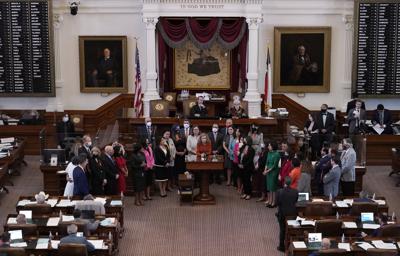 La diputada estatal de Texas Donna Howard, demócrata, al centro en el podio, con otros legisladores que se oponen a la ley sobre el aborto de ese estado, el 5 de mayo del 2021 en Austin, Texas. (AP foto/Eric Gay, File)