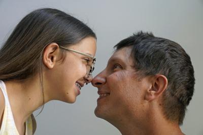 Cecilia Shaffette y su padre Rhett Shaffette se tocan las narices mientras posan para un retrato en su casa en Carriere, Mississippi, el miércoles 16 de junio de 2021. (AP Foto/Gerald Herbert)