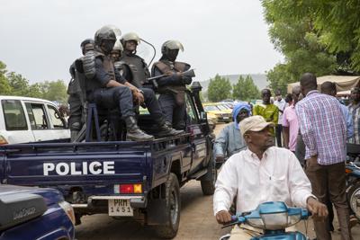 Policías mailieneses patrullan fuera de la Bolsa de Trabajo, donde trabajadores en huelga se reunieron para protestar por el arresto del presidente Bah N'Daw y del primer ministro Moctar Ouane en Bamako, Mali, el martes 25 de mayo de 2021. (AP Foto)
