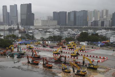 Una vista general muestra obras para construir centros de aislamiento para pacientes de COVID-19 en la terminal de cruceros Kai Tak de Hong Kong, el martes 22 de febrero de 2022. (AP Foto/Kin Cheung)