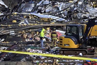 ARCHIVO- Equipos de emergencia buscan entre los escombros de la fábrica de velas Mayfield Consumer Products en Mayfield, el sábado 11 de diciembre de 2021 en Kentucky. (AP Foto/Timothy D. Easley, Archivo)