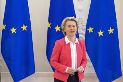 Fotografía de archivo del 2 de julio de 2021, de la presidenta de la Comisión Europea, Ursula von der Leyen, llegando a una reunión en Vilnius, Lituania. (APFoto/Mindaugas Kulbis, Archivo)