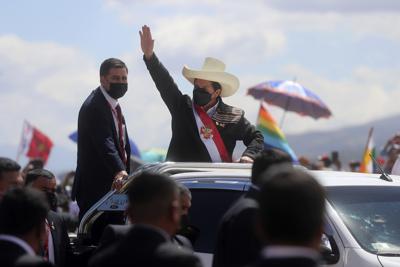 El presidente peruano Pedro Castillo llega a una ceremonia simbólica de juramento en el lugar de la Batalla de Ayacucho de 1824 que selló la independencia de España, como parte de los eventos del bicentenario en Ayacucho, Perú, el miércoles de julio de 29 de 2021, al día siguiente de asumir la presidencia. (AP Foto/Ernesto Arias)