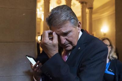 El senador demócrata Joe Manchin arriba a una reunión en el Capitolio, Washington, 23 de junio de 2021. (AP Foto/Alex Brandon)