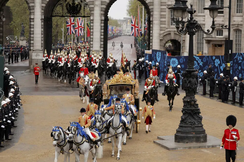 El rey Carlos III de Gran Bretaña y Camila, la reina consorte, viajan en el Carruaje de Estado Jubileo de Diamante frente al Arco del Almirantazgo desde el Palacio de Buckingham hacia la Abadía de Westminster para su ceremonia de coronación en Londres el sábado 6 de mayo de 2023. (Piroschka van de Wouw/Pool vía AP)