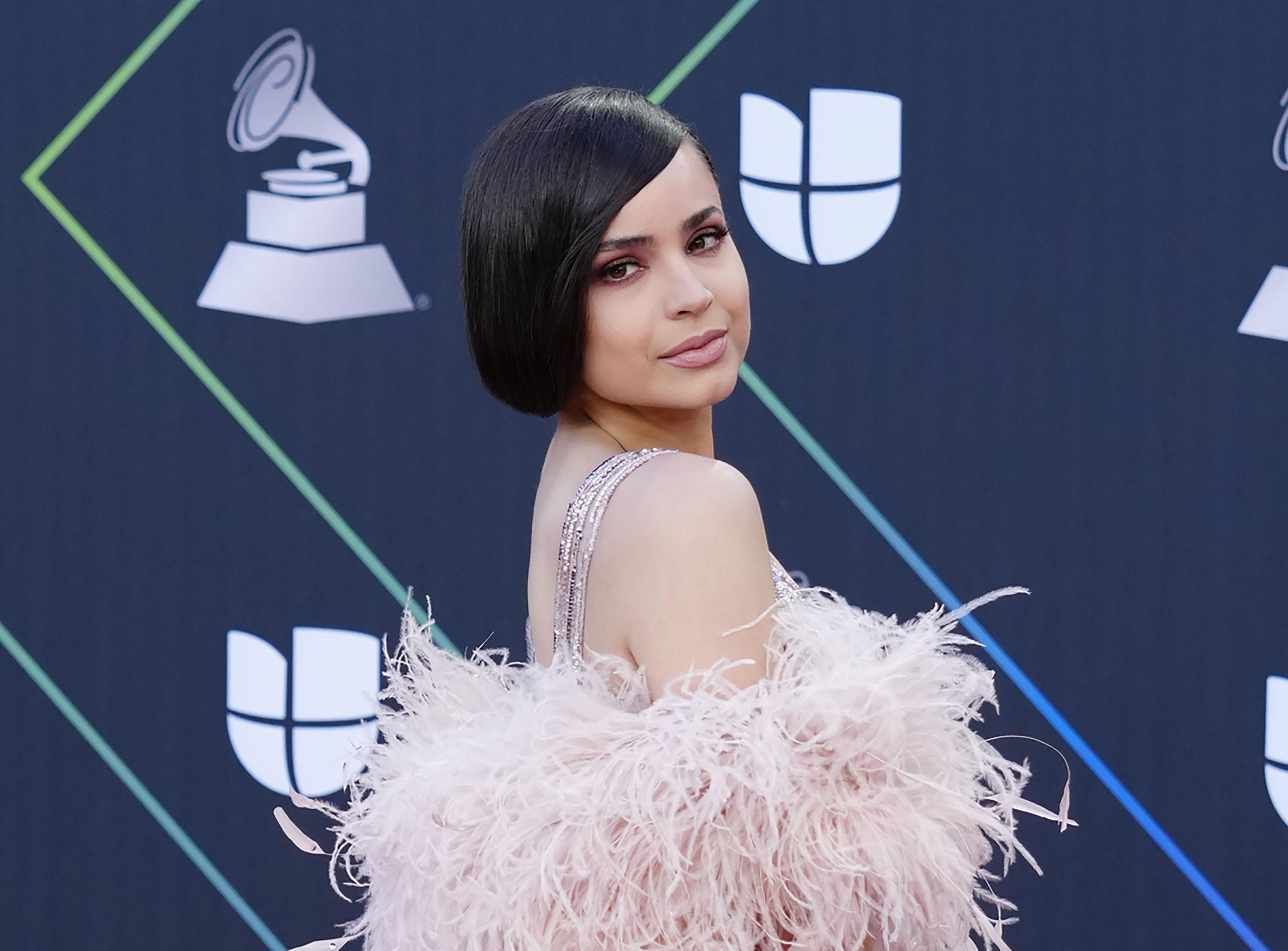 Fundación Cultural Latin Grammy anuncia la Beca Sofia Carson | AP News
