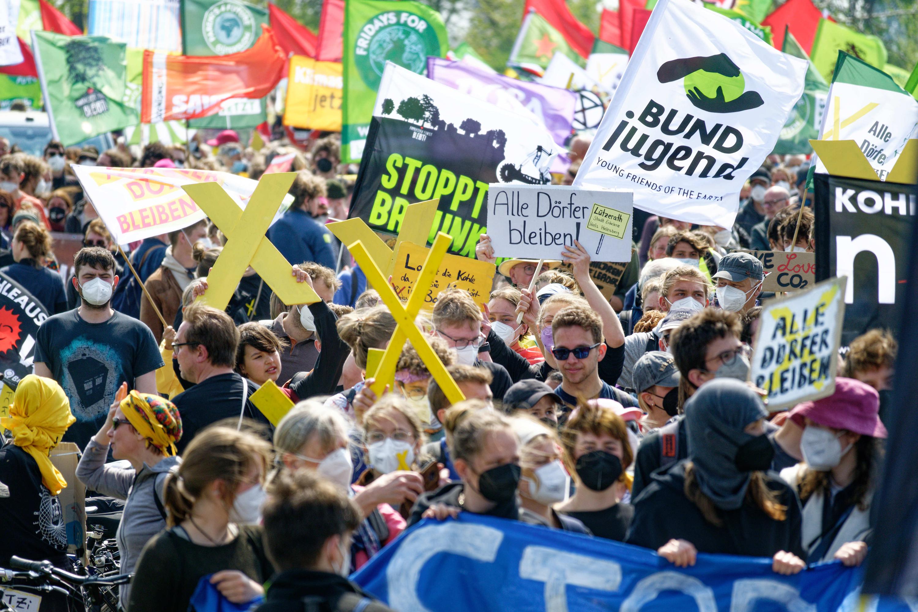 Tausende protestieren gegen den Abriss eines deutschen Dorfes für den Kohleabbau