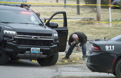 Los investigadores colocan marcadores de evidencia en el lugar del tiroteo que involucra a la policía y un sospechoso solitario el martes 8 de marzo de 2022 cerca de Ninth Street y Connecticut Avenue en Joplin, Missouri (Roger Nomer / The Joplin Globe a través de AP)