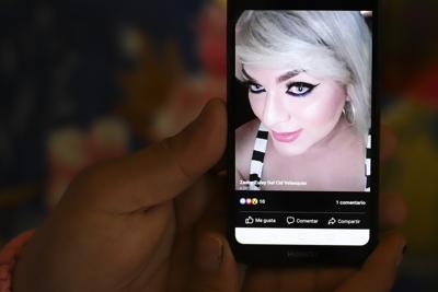 Una amiga muestra una foto digital de Zashy Zuley del Cid Velásquez en un dispositivo móvil, en San Miguel, El Salvador, el martes 25 de mayo de 2021. Del Cid, una mujer trans de 27 años, fue asesinada a tiros el 25 de abril, en un hecho que impactó a la comunidad LGBTQ en el país centroamericano. (Foto AP/Salvador Meléndez)