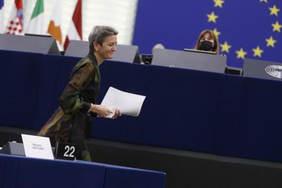 La comisaria europea para la Era Digital, Margrethe Vestager, llega para un debate sobre la Ley de los Mercados Digitales en el Parlamento Europeo en Estrasburgo, Francia, el martes 14 de diciembre de 2021. (AP Foto / Jean-François Badias, Pool)