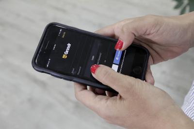 En esta imagen de archivo, una mujer mira la aplicación de citas Grindr en su celular en Beirut, Líbano, el 29 de mayo de 2019. (AP Foto/Hassan Ammar, archivo)