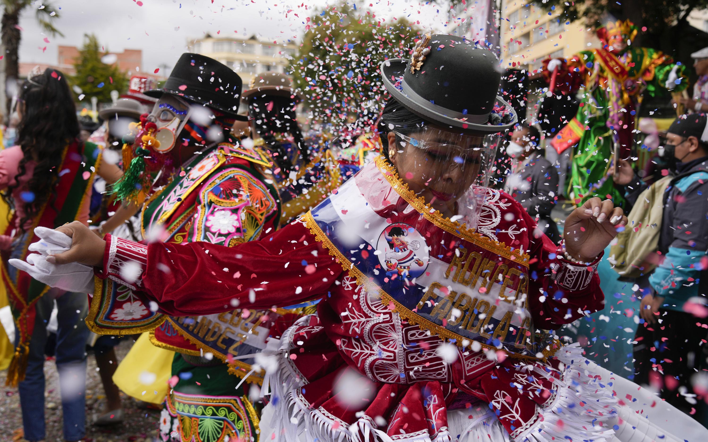 Bolivia retoma actividades de Carnaval con pedidos de mesura AP News