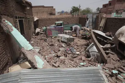 Un limpia los escombros en una casa afectada por los combates en Jartum, Sudán, el 25 de abril de 2023. (AP Foto/Marwan Ali)