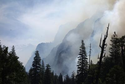 ARCHIVO - En esta foto del 11 de junio del 2019, cañones se ven cubiertos por humo de una quema planeada en Kings Canyon National Park, California. Sitios que contienen algunos de los bosques más valiosos en el mundo, incluyendo el Parque Nacional Yosemite en estados Unidos y la selva tropical de Sumatra en Indonesia, han estado emitiendo más dióxido de carbono que el que absorben en años recientes, dice un reporte auspiciado por la ONU.  (AP Foto/Brian Melley)