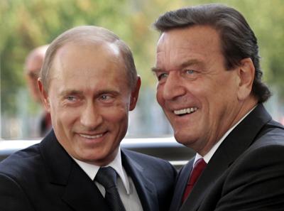 En esta imagen de archivo, el excanciller de Alemania Gerhard Schroeder (derecha) recibe al presidente de Rusia, Vladimir Putin, en Berlín, Alemania, el 8 de septiembre de 2005. (AP Foto/Herbert Knosowski, archivo)