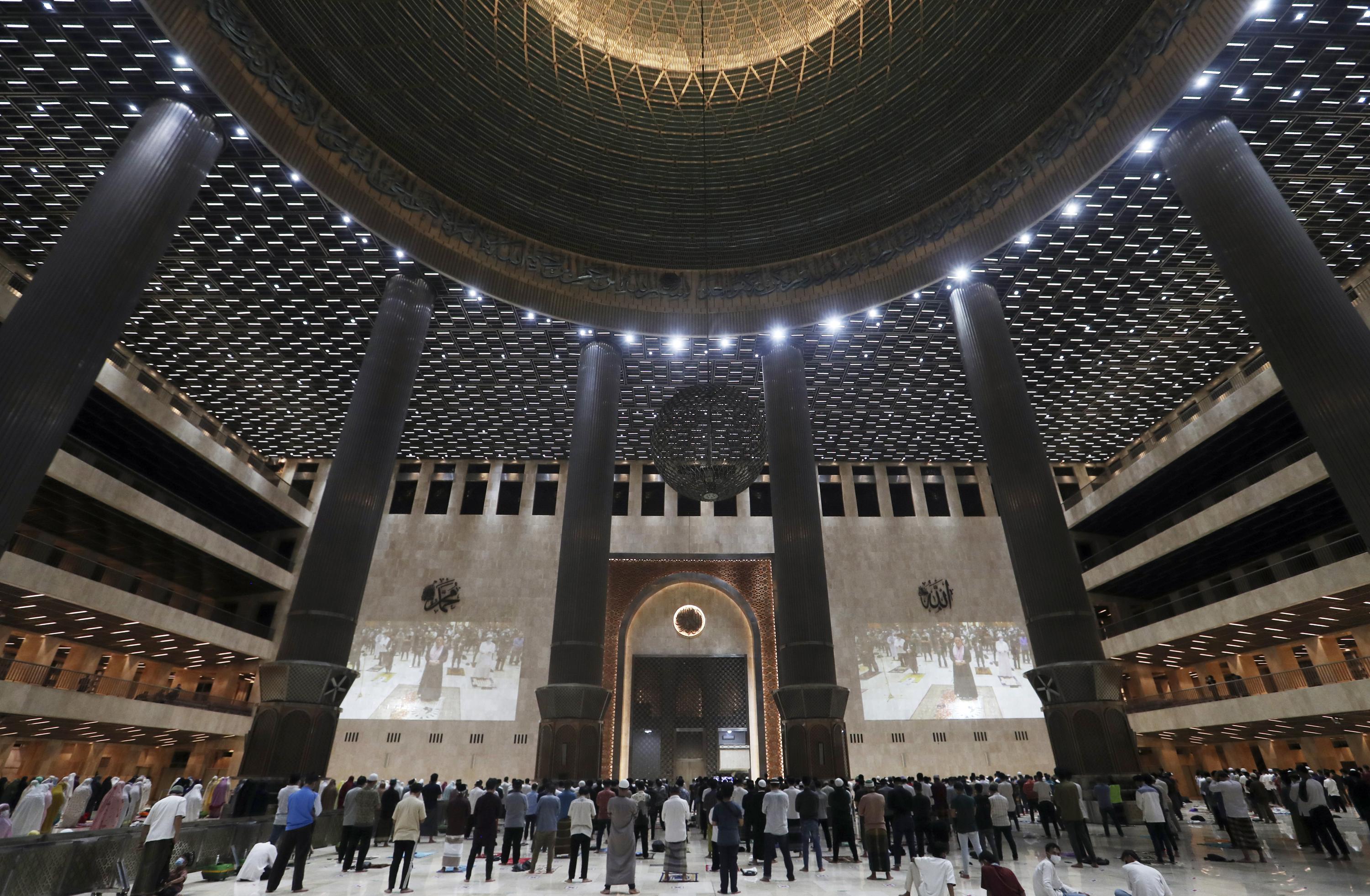 Muslim Indonesia memisahkan diri segera setelah Ramadhan dimulai