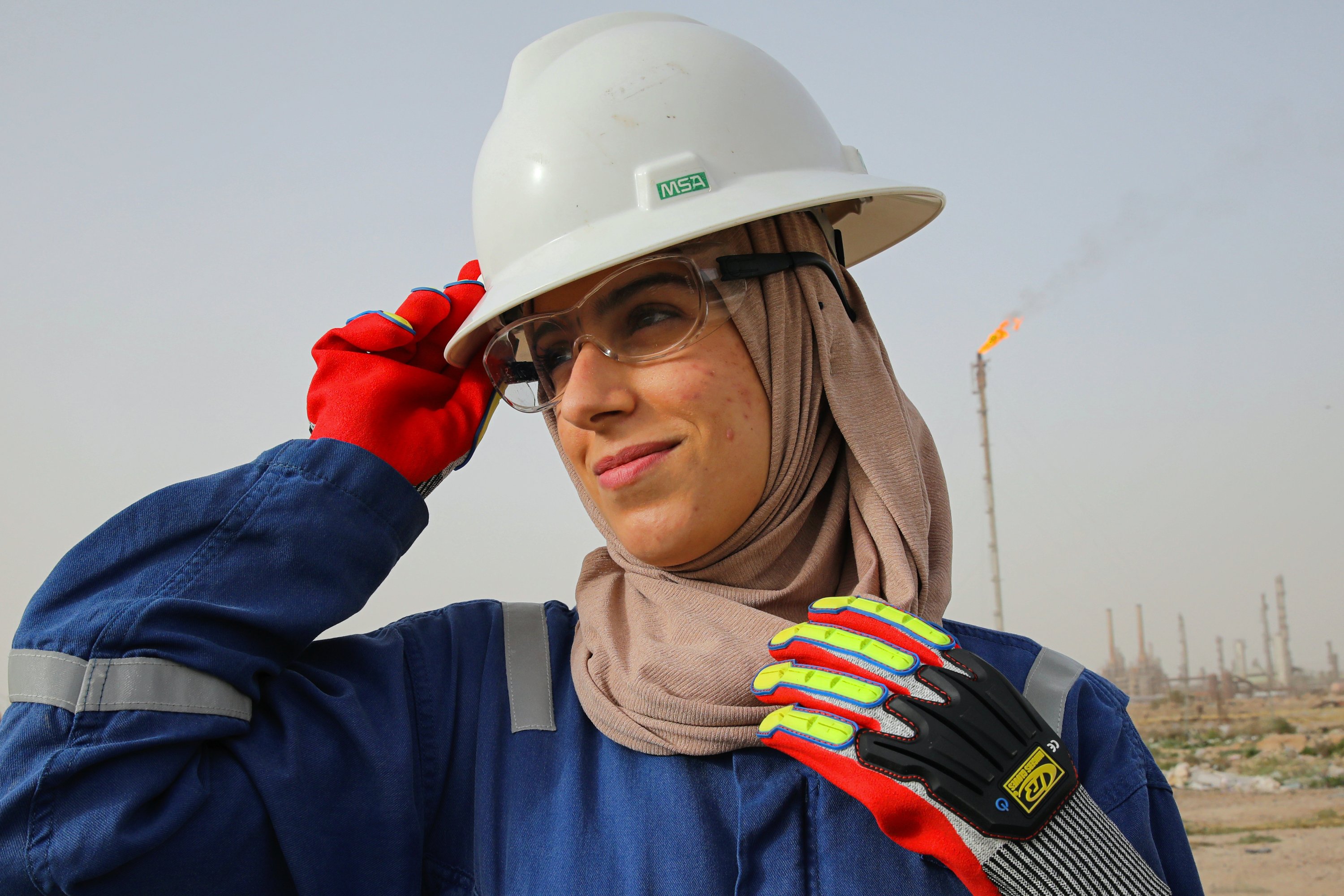 In oilrich Iraq, a few women buck norms, take rig site jobs Flipboard