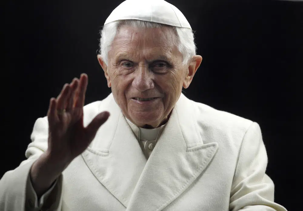 ARCHIVO - El Papa Benedicto XVI bendice a los fieles cuando llega a la Plaza de San Pedro en el Vaticano para bendecir el pesebre el 31 de diciembre de 2011. El Papa Emérito Benedicto XVI, el teólogo alemán que será recordado como el primer Papa en 600 años. a renunciar, ha muerto, anunció el Vaticano el sábado.  Tenía 95 años. (Foto AP/Pier Paolo Cito, archivo)