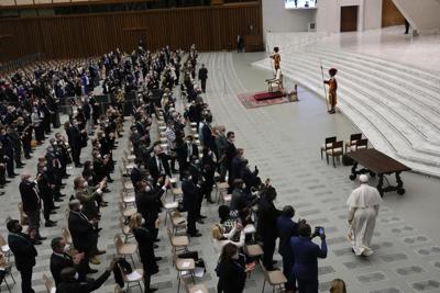 El papa Francisco llega a un encuentro con los participantes de la reunión interparlamentaria en el Aula Paulo VI en el Vaticano, el sábado 9 de octubre de 2021. (AP Foto/Gregorio Borgia)