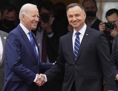 El presidente Joe Biden, izquierda, y su contraparte polaco Andrzej Duda estrechan manos durante una bienvenida 
militar en el Palacio Presidencial en Varsovia el 26 de marzo del 2022.  (AP Foto/Czarek Sokolowski)