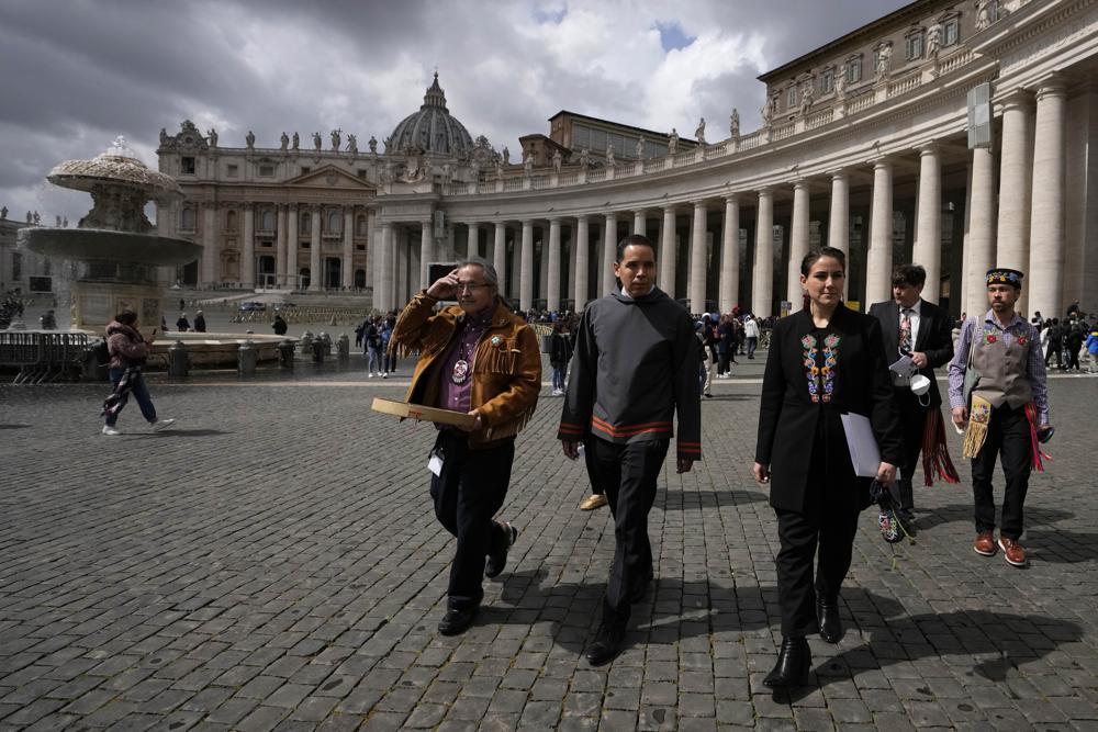 De izquierda a derecha, Gerald Antoine, Jefe Regional de las Primeras Naciones del TNM, Natan Obed, Presidente de la delegación Inuit Tapiriit Kanatami, y Cassidy Caron, Presidenta de la comunidad Metis, caminan en la Plaza de San Pedro, en el Vaticano, después de su reunión con el Papa Francisco. Viernes, 1 de abril de 2022. El Papa Francisco se disculpó el viernes históricamente con los Pueblos Indígenas por los abusos "deplorables" que sufrieron en las escuelas residenciales dirigidas por católicos de Canadá y dijo que esperaba visitar Canadá a fines de julio para entregar la disculpa en persona a sobrevivientes del celo misionero equivocado de la iglesia.  (Foto AP/Alessandra Tarantino)
